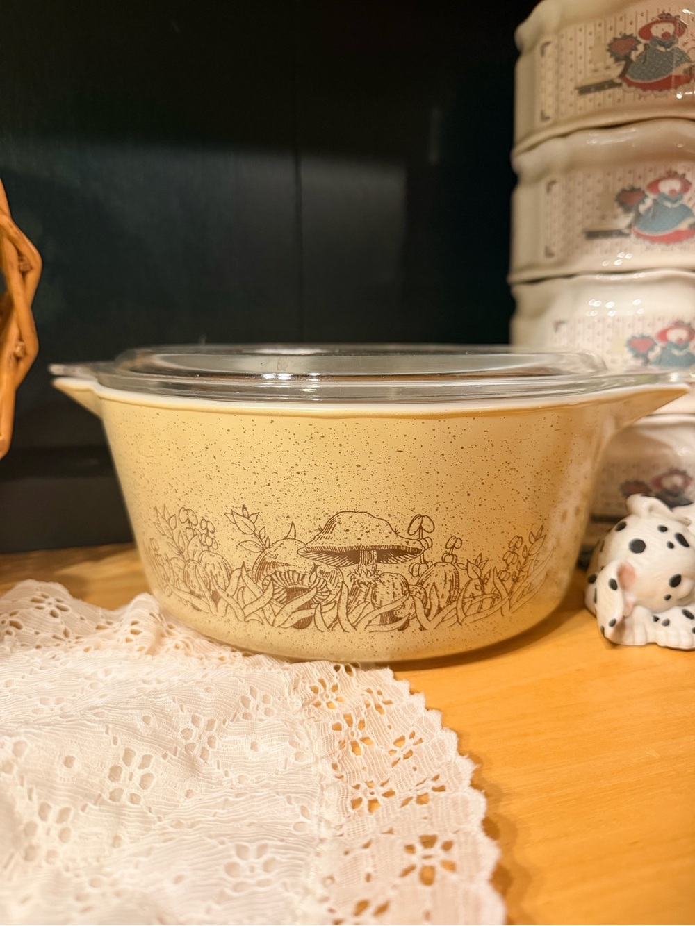 Vintage-Style Cream Casserole Dish with Glass Lid